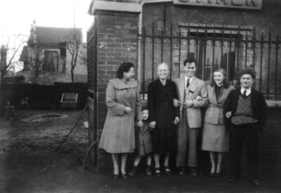 Famille Guen devant l'atelier Stimer